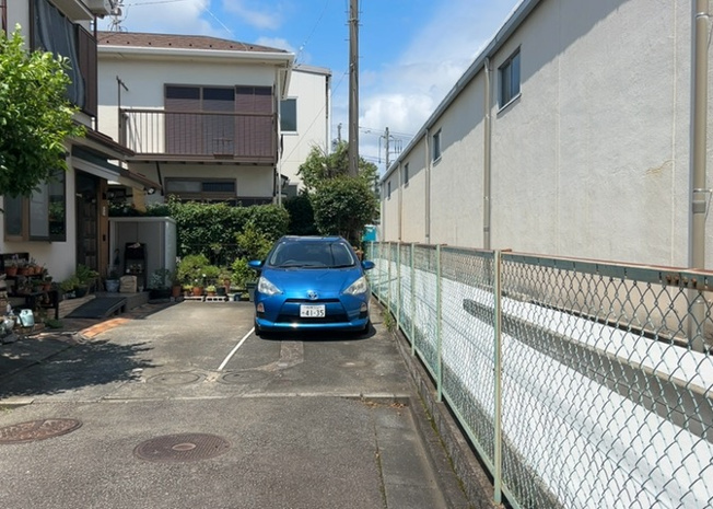 【駐車場】 | 駐車場と明記されていても、最小スペースでつくられた駐車場だと大型車は駐車できなかったり、出入りしにくくなったりする可能性があります。お車のサイズと購入したい物件の駐車場のサイズを現地で確認しましょう。