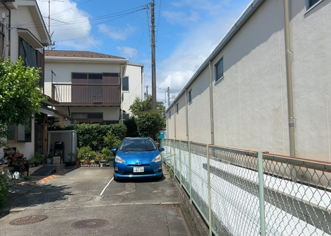 【前面道路含む現地写真】 | 住宅用の土地では前面道路に2m以上接していなければならないと法律で定められています。しかし、お持ちの車のサイズやライフスタイルなどにより、2mでは利便が悪い場合もございますので、事前に確認しましょう。