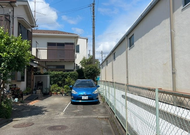 【前面道路含む現地写真】 | お持ちの車種によっては前面道路が広い方が便利でしょう。しかし、前面道路が広ければその分交通量が多くなるため、騒音などが気になる場合があります。実際に現地を見学し、周辺交通量や騒音などを確認しましょう！