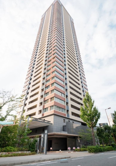 【外観】 | ローレルタワーサンクタス梅田 | 【タワーマンション☆44階建ての37階部分☆二重床・二重天井構造・免震構造☆】ローン返済目安：月々約320592円（頭金0円、変動金利0.875％、返済期間40年、ボーナス払い無しで試算しています）