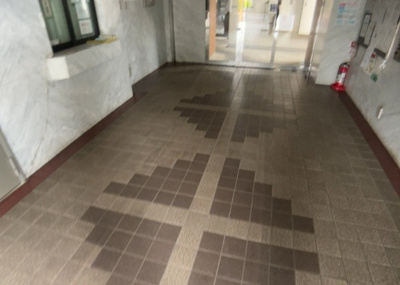 【エントランス】 | ボヌールガーデン南林間 | マンションのエントランスには、もともと風よけや防犯の役割がありますが、マンションによって宅配ボックスなどの設備が備わっている所もあります。日々の生活をイメージしながら生活しやすさをチェックしましょう。