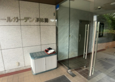 【玄関】 | ボヌールガーデン南林間 | 玄関は家の顔でもあり、家族以外の目にも止まる場所です。玄関は外との間を仕切る扉、靴などをしまっておく収納スペース、靴脱ぎのたたきスペース、来客とのやり取りをするドアホンなど複数のアイテムからなります。