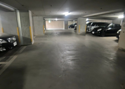 【駐車場】 | ボヌールガーデン南林間 | 車一台あたりに必要なスペースは、標準サイズの普通自動車で横幅2m50cm、長さ5mは必要になります。ただし、乗降のことも考慮して横幅3m30cm、長さ5m50cmほどは確保できるところを選びましょう。
