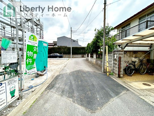 阿見町若栗第7　新築戸建　2号棟の前面道路含む現地写真