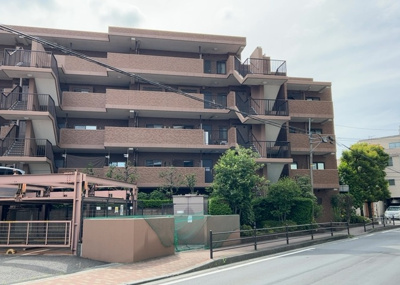 【外観】 | セントラルコート古淵 | 外観はマンション管理がされているかの目安になります。築年数が古いと、壁面は劣化してひび割れが生じることも！建物が古びていても細かいところが修繕されていると、きちんと管理されているなぁと感じるでしょう。