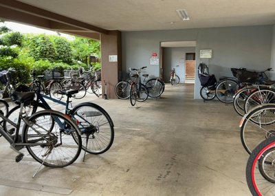 【駐車場】 | セントラルコート古淵 | 車一台あたりに必要なスペースは、標準サイズの普通自動車で横幅2m50cm、長さ5mは必要になります。ただし、乗降のことも考慮して横幅3m30cm、長さ5m50cmほどは確保できるところを選びましょう。
