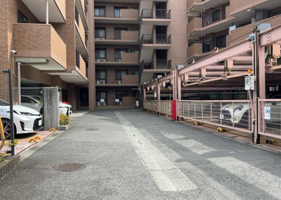 【駐車場】 | セントラルコート古淵 | 駐車場と明記されていても、最小スペースでつくられた駐車場だと大型車は駐車できなかったり、出入りしにくくなったりする可能性があります。お車のサイズと購入したい物件の駐車場のサイズを現地で確認しましょう。