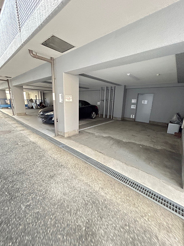 リーガル塚本Ⅲの駐車場