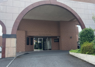 【エントランス】 | ライオンズガーデン橋本 | マンションのエントランスには、もともと風よけや防犯の役割がありますが、マンションによって宅配ボックスなどの設備が備わっている所もあります。日々の生活をイメージしながら生活しやすさをチェックしましょう。