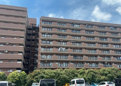 【現況写真】 | ライオンズガーデン橋本 | 外観はマンション管理がされているかの目安になります。築年数が古いと、壁面は劣化してひび割れが生じることも！建物が古びていても細かいところが修繕されていると、きちんと管理されているなぁと感じるでしょう。