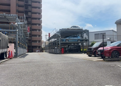 【駐車場】 | ライオンズガーデン橋本 | 駐車場と明記されていても、最小スペースでつくられた駐車場だと大型車は駐車できなかったり、出入りしにくくなったりする可能性があります。お車のサイズと購入したい物件の駐車場のサイズを現地で確認しましょう。