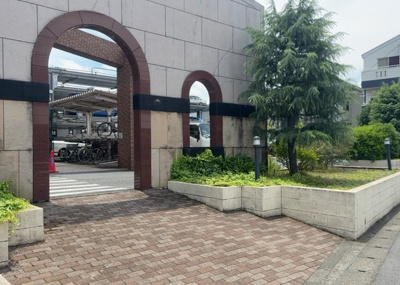 【中庭】 | ライオンズガーデン橋本 | 中庭（パティオ）とは、一つの建築物の内部に設けられた、壁などで囲われている庭のことを指します。コの字型、ロの字型が主流ですが、L字型の中庭もあります。最近では、インテリア性の高さからも人気があります。