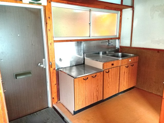 足立区綾瀬２丁目のアパートのキッチン|窓つきのキッチン