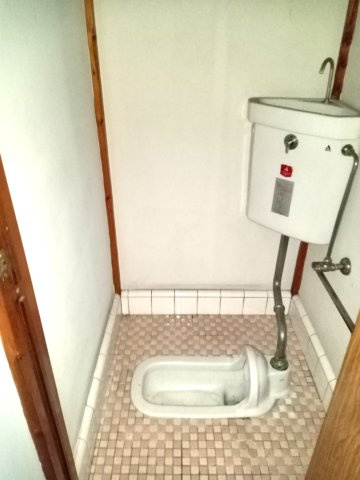 足立区綾瀬２丁目のアパートのトイレ|和式トイレに洋式の簡易便座をかぶせてお使い頂くとさらに便利です