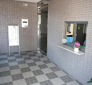 府中市白糸台１丁目の賃貸マンションのエントランス