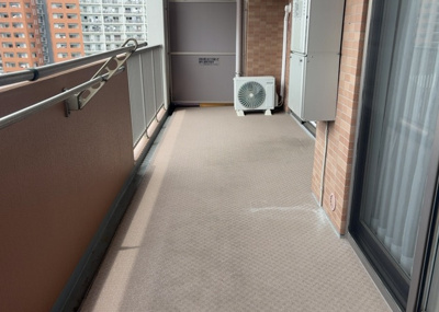 【バルコニー】 | パークフィーネ南大沢４番館 | バルコニーは、室外の専用スペースのうち、「屋根がなく開放された空間」であるものを指します。ベランダより広いタイプのものが多く、日当たりもよいため家庭菜園などを楽しみたい人にとって適した環境となります。