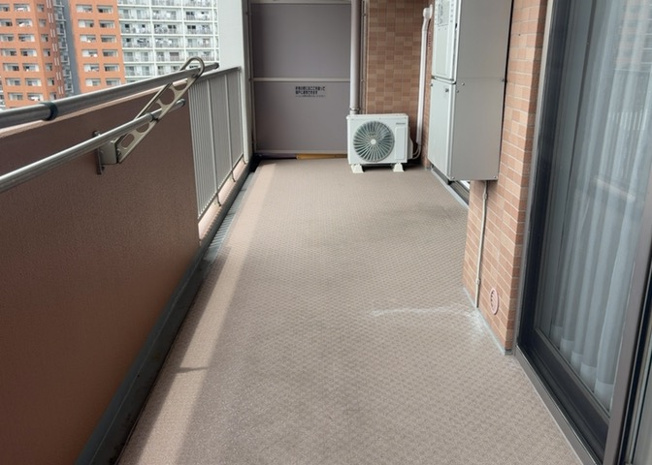 【バルコニー】 | パークフィーネ南大沢４番館 | バルコニーは、室外の専用スペースのうち、「屋根がなく開放された空間」であるものを指します。ベランダより広いタイプのものが多く、日当たりもよいため家庭菜園などを楽しみたい人にとって適した環境となります。
