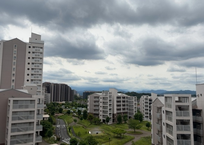 【展望】 | パークフィーネ南大沢４番館 | 眺望の良さを楽しめるダイニングキッチンで家族団らんの時間を過ごしてはいかがでしょうか。バルコニーから見える景色を家族で眺める時間は、時間が経つのを忘れてしまいそうですね。是非、現地を見に行きましょう！