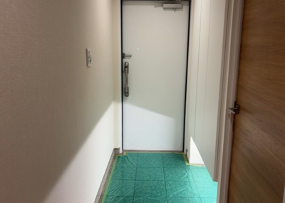 【玄関】 | パークフィーネ南大沢４番館 | 玄関は家の顔でもあり、家族以外の目にも止まる場所です。玄関は外との間を仕切る扉、靴などをしまっておく収納スペース、靴脱ぎのたたきスペース、来客とのやり取りをするドアホンなど複数のアイテムからなります。