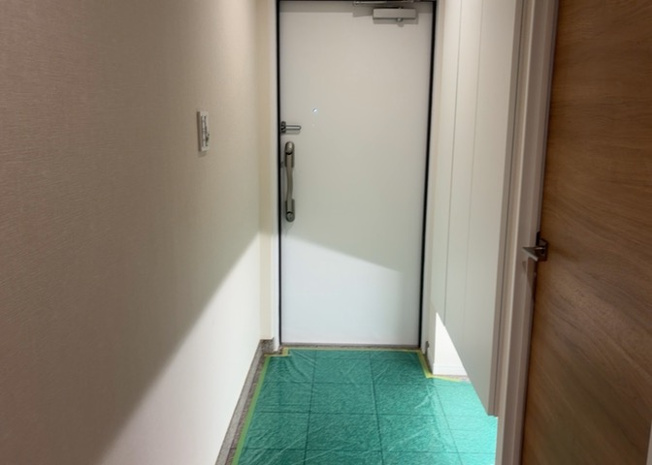 【玄関】 | パークフィーネ南大沢４番館 | 玄関は家の顔でもあり、家族以外の目にも止まる場所です。玄関は外との間を仕切る扉、靴などをしまっておく収納スペース、靴脱ぎのたたきスペース、来客とのやり取りをするドアホンなど複数のアイテムからなります。