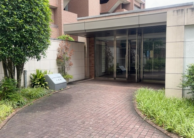 【エントランス】 | パークフィーネ南大沢４番館 | マンションのエントランスには、もともと風よけや防犯の役割がありますが、マンションによって宅配ボックスなどの設備が備わっている所もあります。日々の生活をイメージしながら生活しやすさをチェックしましょう。
