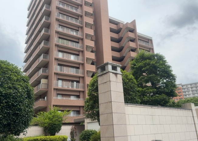 【現況写真】 | パークフィーネ南大沢４番館 | 外観はマンション管理がされているかの目安になります。築年数が古いと、壁面は劣化してひび割れが生じることも！建物が古びていても細かいところが修繕されていると、きちんと管理されているなぁと感じるでしょう。