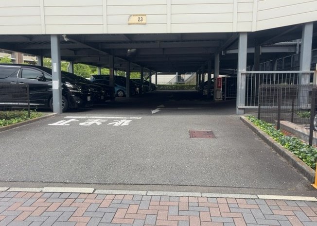 【駐車場】 | パークフィーネ南大沢４番館 | 車一台あたりに必要なスペースは、標準サイズの普通自動車で横幅2m50cm、長さ5mは必要になります。ただし、乗降のことも考慮して横幅3m30cm、長さ5m50cmほどは確保できるところを選びましょう。