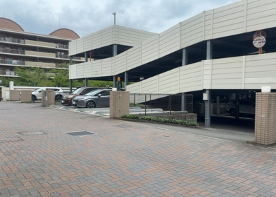 【駐車場】 | パークフィーネ南大沢４番館 | 駐車場と明記されていても、最小スペースでつくられた駐車場だと大型車は駐車できなかったり、出入りしにくくなったりする可能性があります。お車のサイズと購入したい物件の駐車場のサイズを現地で確認しましょう。