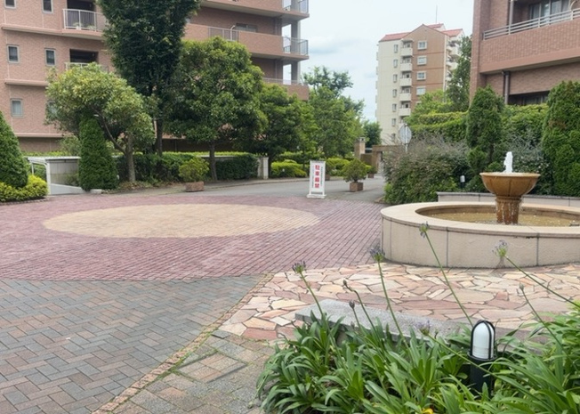 【庭】 | パークフィーネ南大沢４番館 | 物件によっては、入居者が個人的に使用できる専用庭がついているものもあります。また、住宅の中にある土間の部分を庭と呼ぶこともあります。庭の用途は住む人によって変わり、それによってデザインもさまざまです。