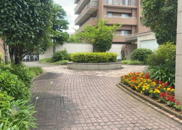 【中庭】 | パークフィーネ南大沢４番館 | 中庭（パティオ）とは、一つの建築物の内部に設けられた、壁などで囲われている庭のことを指します。コの字型、ロの字型が主流ですが、L字型の中庭もあります。最近では、インテリア性の高さからも人気があります。