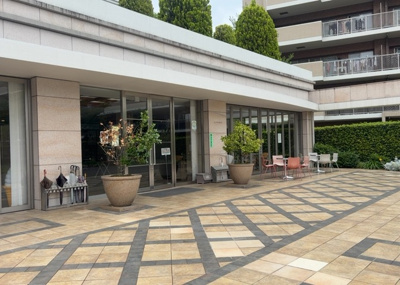 【受付】 | パークフィーネ南大沢４番館 | 受付はマンションコンシェルジュがいる場合もあれば、管理人が滞在する小部屋を総称して呼ぶことがあります。主にエントランスに設置されていることから、防犯面でも期待ができます。防犯設備がない場合はより安心！