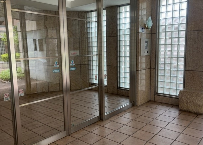 【ロビー】 | パークフィーネ南大沢４番館 | ラウンジは、マンションの共用スペースに椅子やテーブルなどを配置した利用者が寛げる空間です。屋内型ラウンジと屋外型ラウンジがあります。共用部分の管理状況と合わせて、詳細については現地でご確認ください。