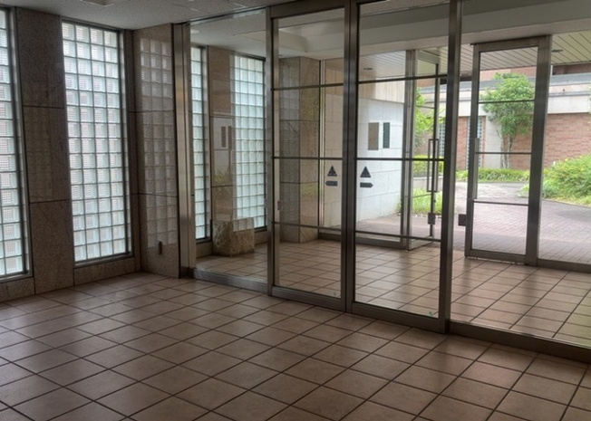 【ロビー】 | パークフィーネ南大沢４番館 | ロビーというと、エントランスと何がちがうの？と思いますよね。実はロビーとエントランスには明確な決まりはありません。物件によっては、エントランスを入って広がるある程度の広さのある空間がロビーとなります。
