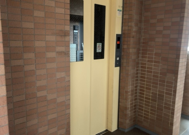 【その他共用部分】 | パークフィーネ南大沢４番館 | 共有部分は、住民なら誰もが使える設備のこと。例えば駐車場やエレベーター、インターネット設備、セキュリティ設備などがあります。他にも、マンションの廊下・外部階段やエントランス・ゴミ置き場などがあります。