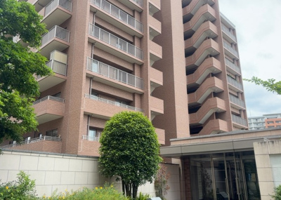 【構造・工法・仕様】 | パークフィーネ南大沢４番館 | ＲＣ造、Reinforced Concreteは直訳すると補強されたコンクリートです。主に柱や梁・床・壁が鉄筋とコンクリートで構成おり、鉄筋を組んだ型枠にコンクリートを流し込んで固めたものを指します。