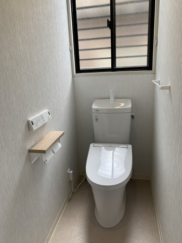 西明石　鳥羽一戸建て　のトイレ|1階トイレ：便器交換済み。壁掛けリモコン式の温水洗浄便座付です。