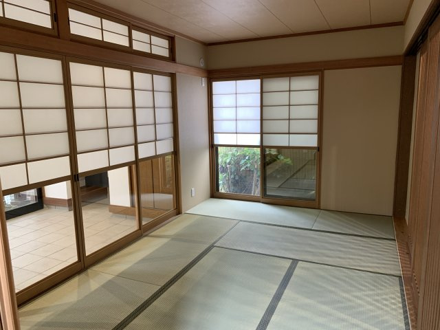 西明石　鳥羽一戸建て　の和室|1階和室7.5帖：４方向を雪見障子、格子戸で仕切られており陽当たり良好です。掘りごたつもあります