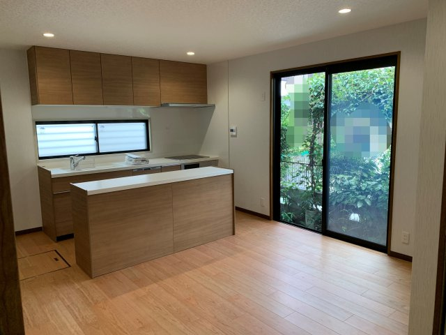 西明石　鳥羽一戸建て　のキッチン|システムキッチンとカウンターを新設しました。食器洗い乾燥機付でコンロは安全なＩＨ式コンロです。