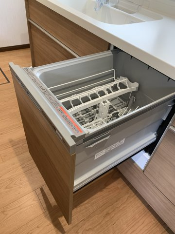 西明石　鳥羽一戸建て　のキッチン|キッチンは食器洗い乾燥機付で天板は傷のつきにくい人造大理石。各調理器具、大型の鍋なども収納できます