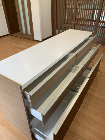 西明石　鳥羽一戸建て　のキッチン|キッチン向かい側にカウンターを設置！３段６枚の大容量食器収納引き出し付。家事導線を時短化しました。