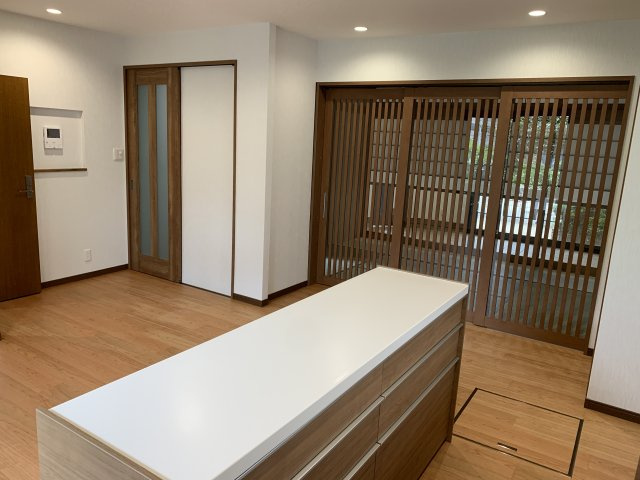 西明石　鳥羽一戸建て　の居間・リビング|落ち着きのあるリビングダイニングです。３枚格子戸の奥が和室、その奥が石畳の洋室です。