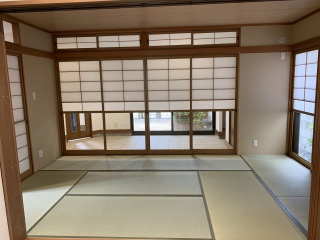 西明石　鳥羽一戸建て　の和室|１階和室7.5帖：４面採光の明るい和室です。堀こたつもあります。