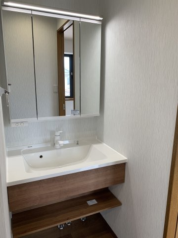 西明石　鳥羽一戸建て　の独立洗面台|２階の洗面化粧台です。３面鏡の裏は収納です。２階に洗面化粧台があると何かと便利です！