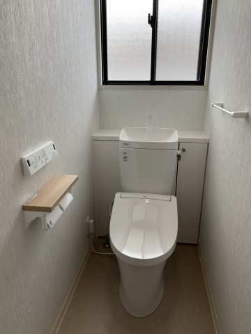 西明石　鳥羽一戸建て　のトイレ|２階トイレ　便器交換済み。壁掛けリモコン式の温水洗浄便座付です。