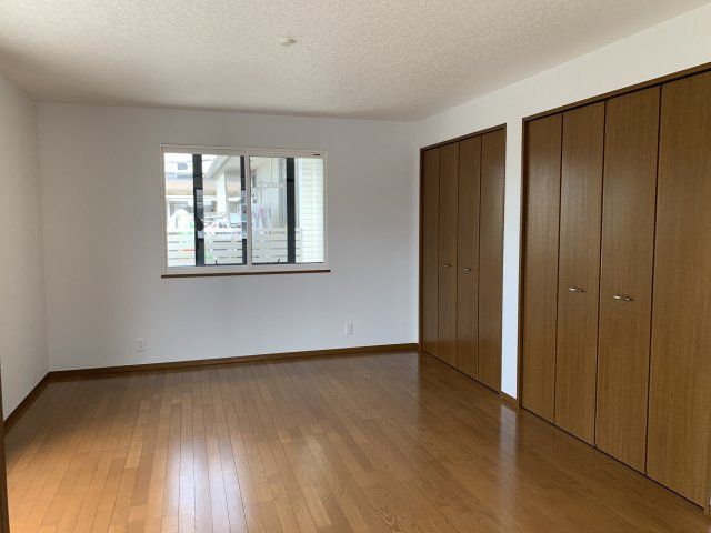 西明石　鳥羽一戸建て　の洋室|２階洋室10.3帖：大型クローゼットが２カ所あります。