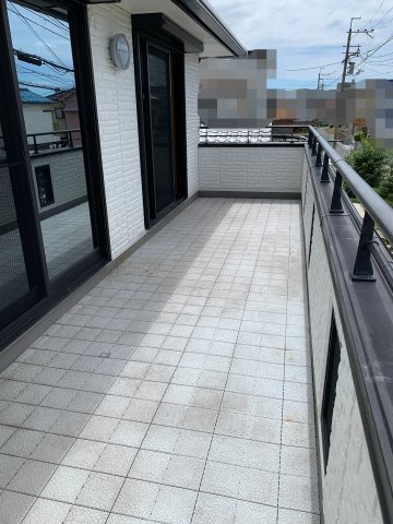 西明石　鳥羽一戸建て　のバルコニー|南側に面した出幅約1.8ｍの大型バルコニーです。