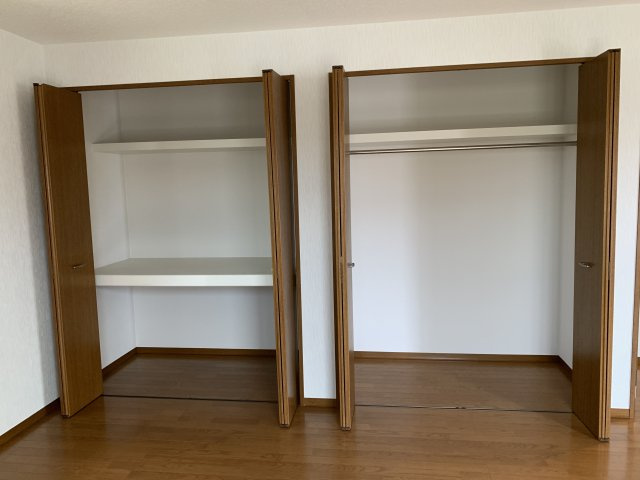 西明石　鳥羽一戸建て　の収納|２階洋室10.3帖のクローゼットです。