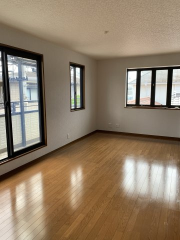西明石　鳥羽一戸建て　の洋室|２階洋室10.3帖：南側と西側の２面採光で明るいお部屋です。バルコニーへも出れます。