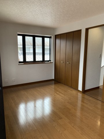 西明石　鳥羽一戸建て　の洋室|２階洋室9.3帖：大型クローゼットが２カ所あります。