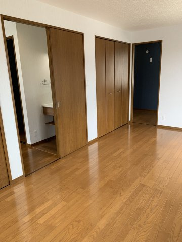 西明石　鳥羽一戸建て　の洋室|２階洋室9.3帖：大型クローゼットが２カ所あります。